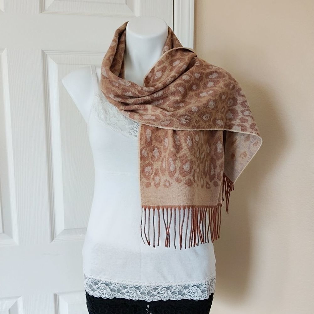 V. Fraas leopard print fringed scarf - Picture 4 of 9
